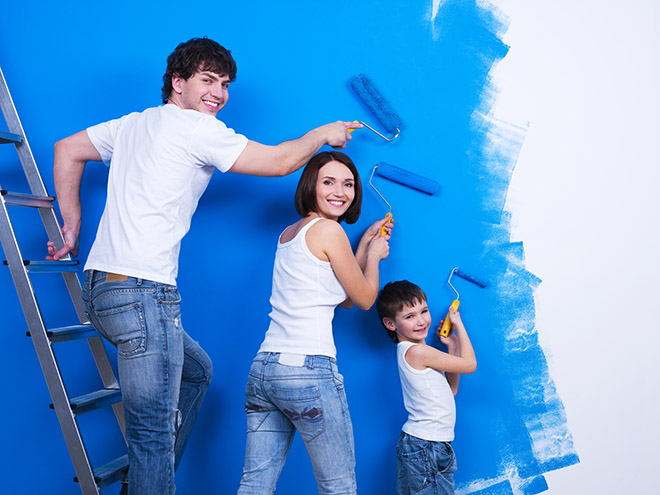 Rodzina maluje ściany